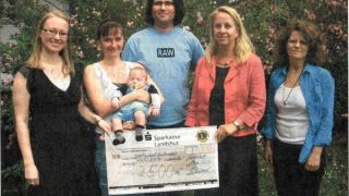 Das Bild zeigt neben Fabians Familie die Präsidentin des LIONS CLUB Wittelsbach, Katrin Weinzierl (links), Lebenshilfe-Geschäftsführerin Dr. Hannelore Omari und Sprachheilpädagogin Martha Maier.