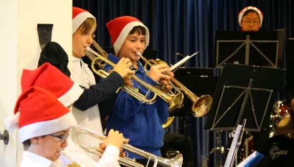 Für die Kinderweihnacht haben alle Beteiligten oft monatelang geübt. Für manche ist es der erste Auftritt vor großem Publikum. (Foto: H. Rudloff)