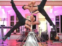 Das Akrobatik-Duo "Living Flags" zeigt eindrucksvoll, was sich mit reiner Muskelkraft und dem eigenen Körper so alles anstellen lässt.