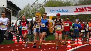 Links im Bild: Halbmarathon-Gewinner Valentin Unterholzner