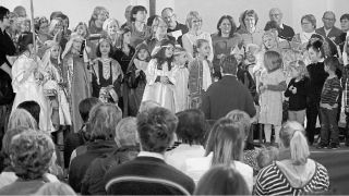 Große und Kleine sangen gemeinsam für einen guten Zweck bei der Kinderweihnachtsfeier in Seligenthal.