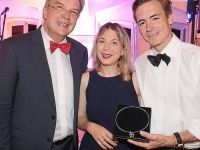 Lions-Präsident Peter Schnitzer mit den Gewinnern der Tombola